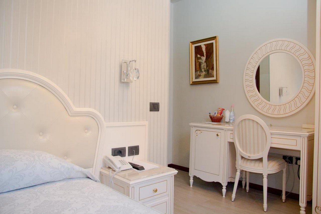 Oxford Hotel Тирана Екстер'єр фото