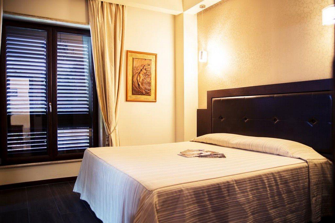 Oxford Hotel Тирана Екстер'єр фото