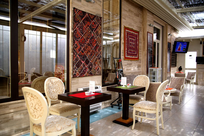 Oxford Hotel Тирана Екстер'єр фото