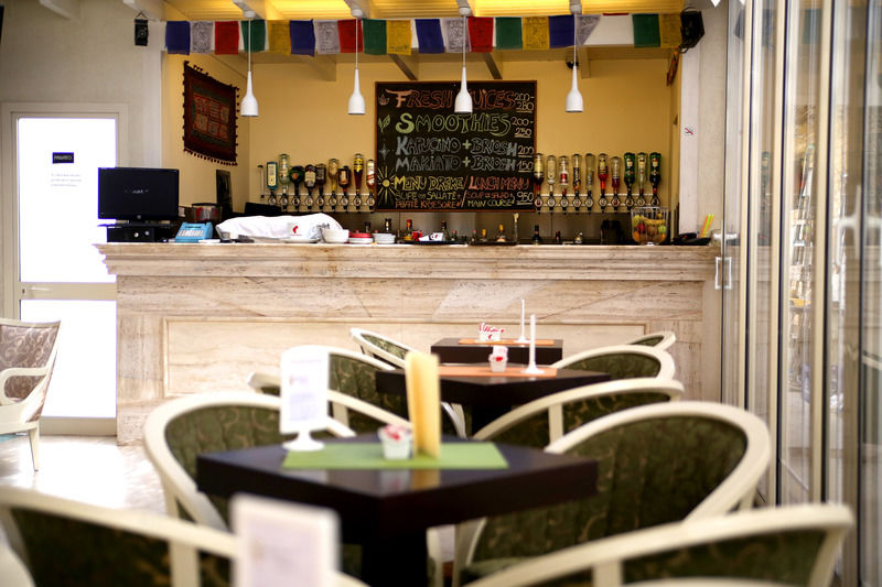 Oxford Hotel Тирана Екстер'єр фото