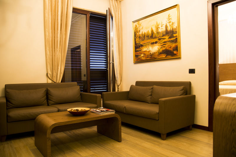 Oxford Hotel Тирана Екстер'єр фото