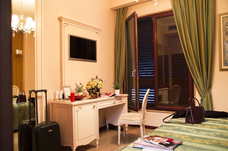 Oxford Hotel Тирана Екстер'єр фото