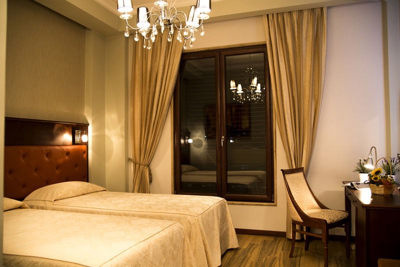 Oxford Hotel Тирана Екстер'єр фото