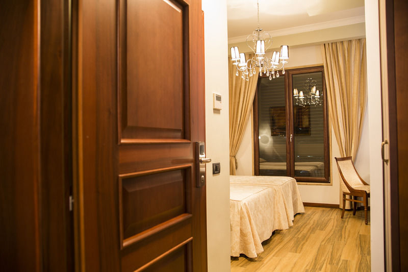 Oxford Hotel Тирана Екстер'єр фото