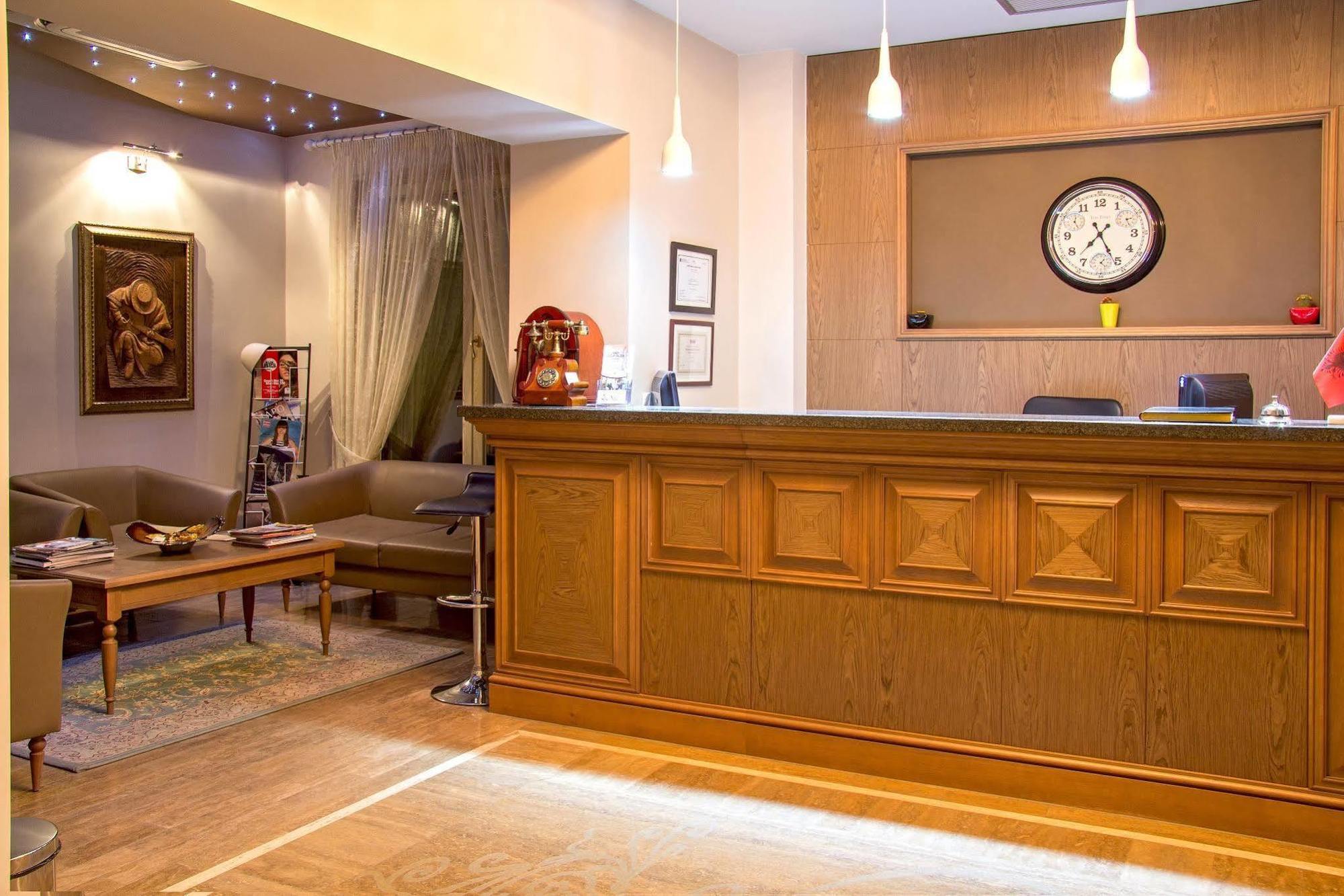 Oxford Hotel Тирана Екстер'єр фото
