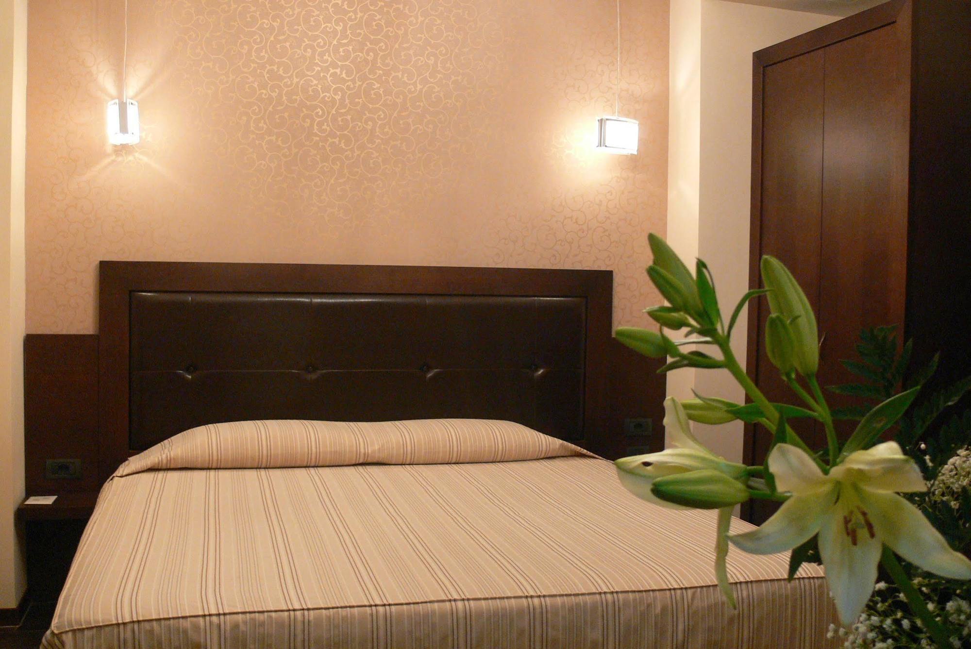 Oxford Hotel Тирана Екстер'єр фото