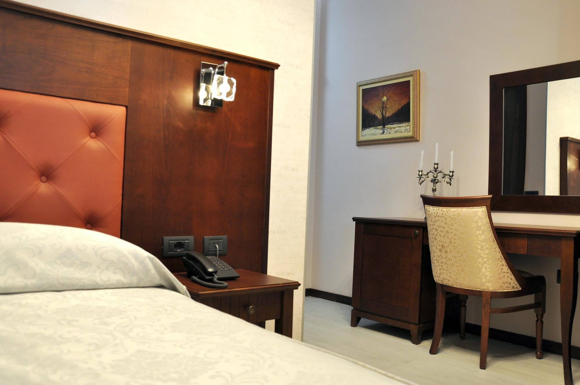 Oxford Hotel Тирана Екстер'єр фото