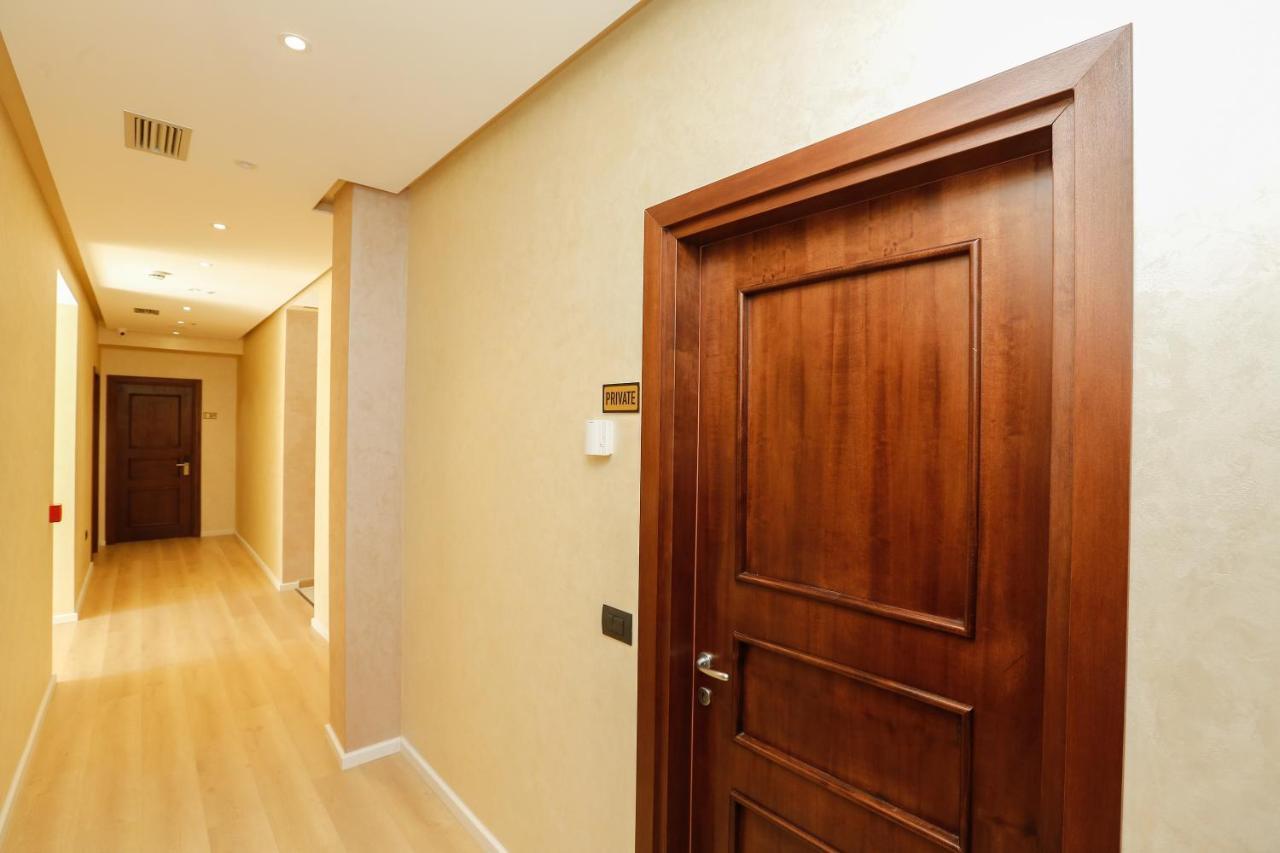 Oxford Hotel Тирана Екстер'єр фото